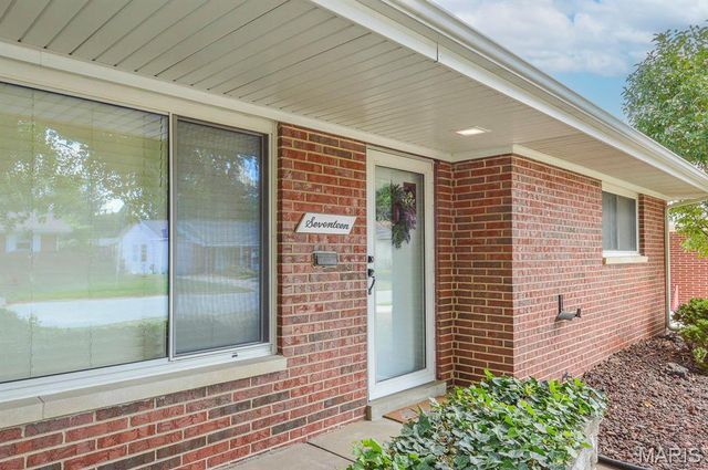 17 Blackburn Drive, Belleville, IL 62226