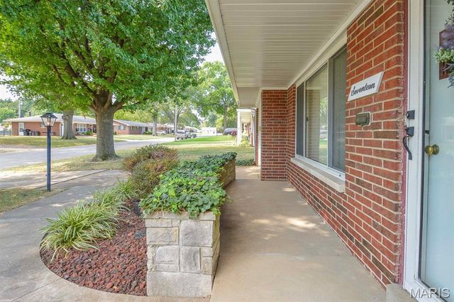 17 Blackburn Drive, Belleville, IL 62226