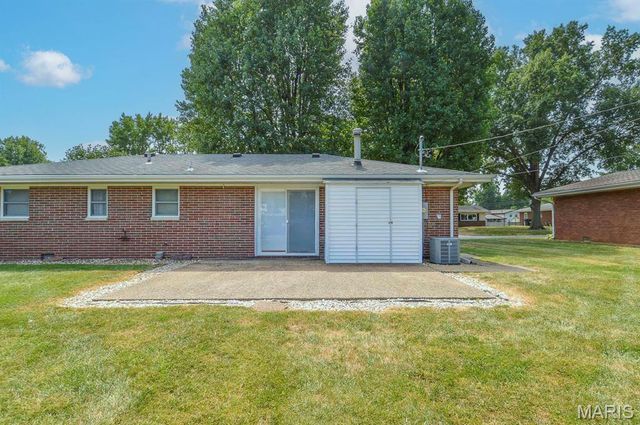 17 Blackburn Drive, Belleville, IL 62226