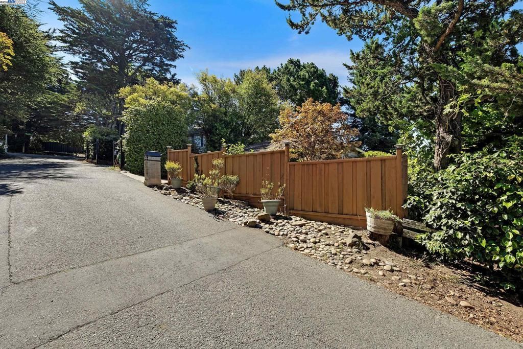2863 Burton Dr, Oakland, CA 94611