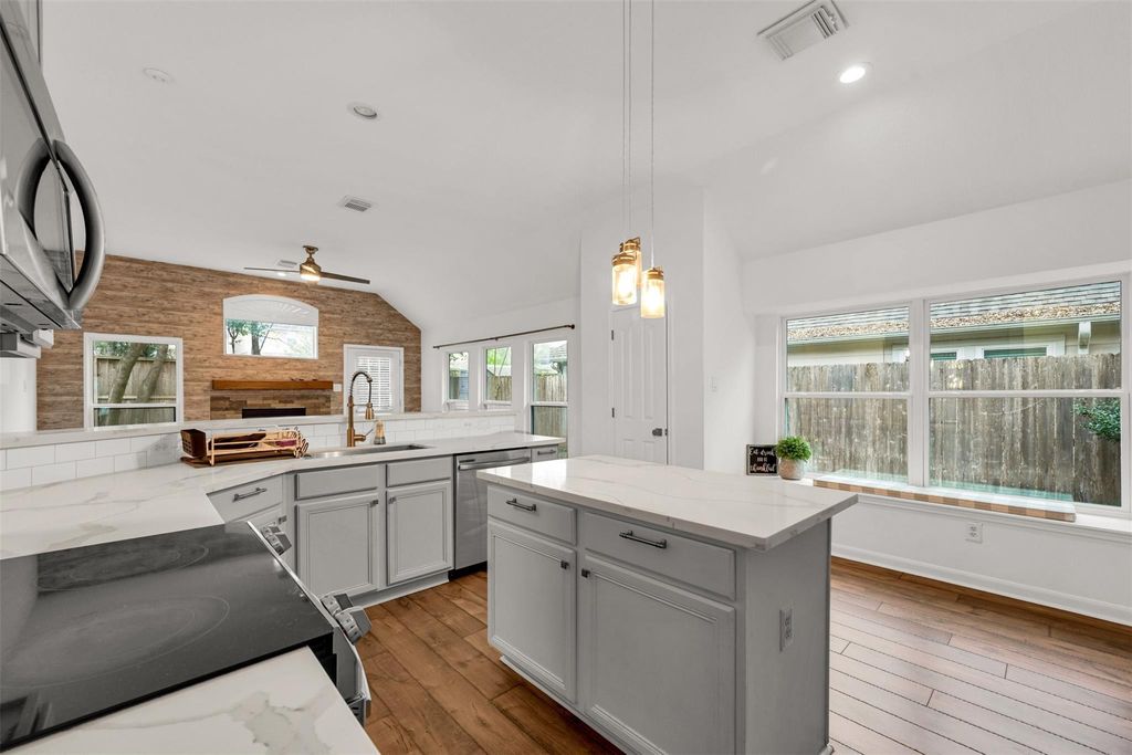 8031 Clarion Way, Houston, TX 77040