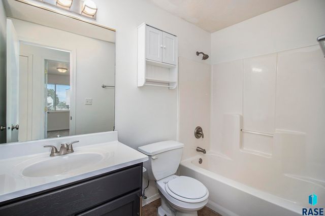 3072 E Bragstad Dr Drive, Sioux Falls, SD 57103