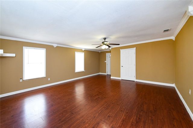 212 Hugh St, Sinton, TX 78387