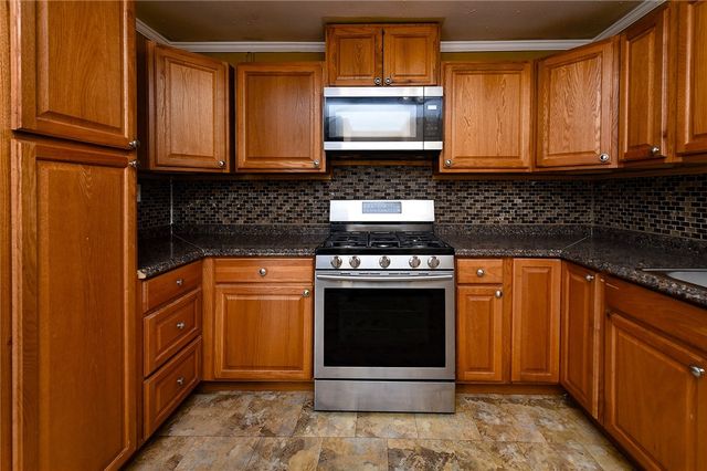 212 Hugh St, Sinton, TX 78387