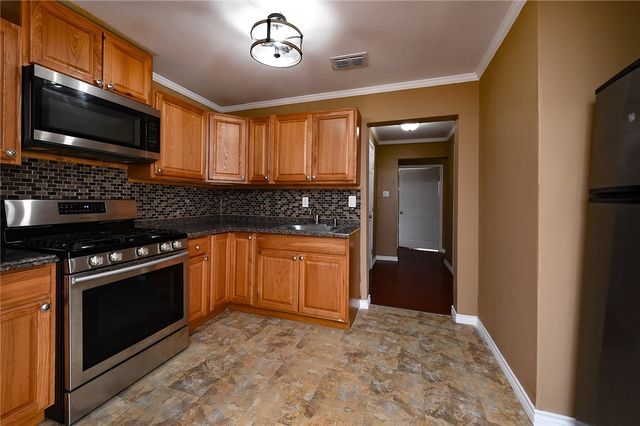 212 Hugh St, Sinton, TX 78387