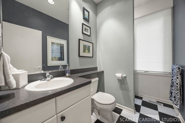 915 Knollwood Lane, West Chicago, IL 60185