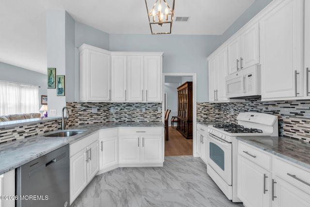 2 Summerlawn Drive, Lakewood, NJ 08701