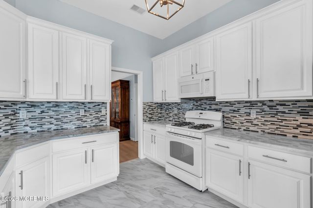 2 Summerlawn Drive, Lakewood, NJ 08701