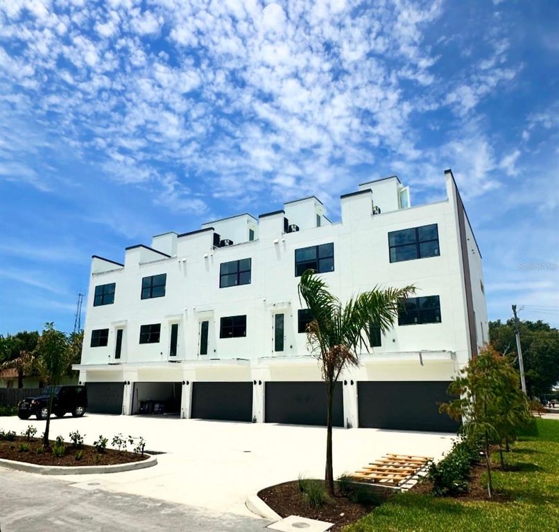 Image 2 of property listing at 371 13TH ST N, St Petersburg, FL 33705
