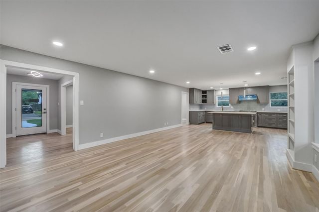 5318 Queensloch Drive, Houston, TX 77096