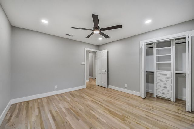 5318 Queensloch Drive, Houston, TX 77096