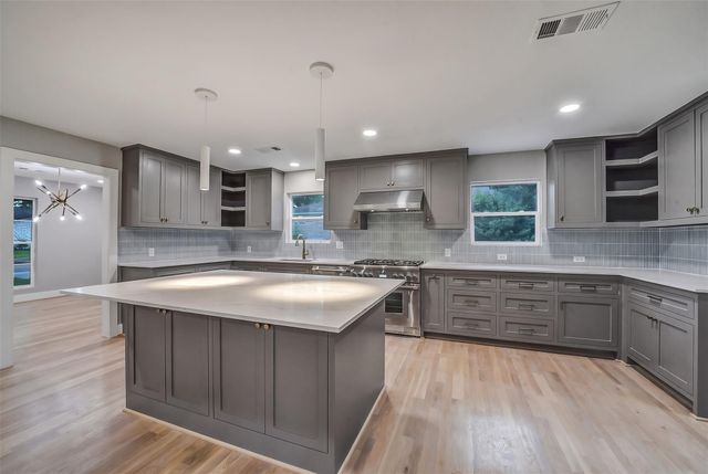 5318 Queensloch Drive, Houston, TX 77096
