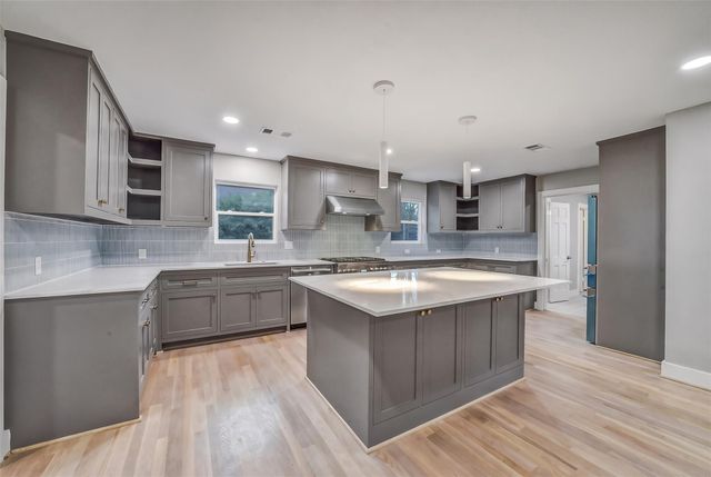 5318 Queensloch Drive, Houston, TX 77096