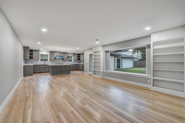 5318 Queensloch Drive, Houston, TX 77096