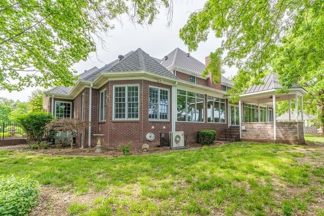 2081 Mossy Oak Cir, Clarksville, TN 37043