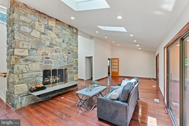 1404 WOLFTRAP RUN RD, Vienna, VA 22182