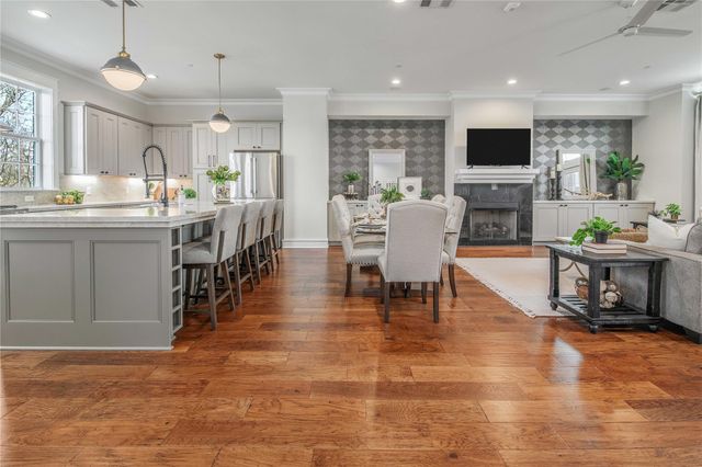 206 Tarrow, College Station, TX 77840