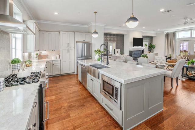 206 Tarrow, College Station, TX 77840