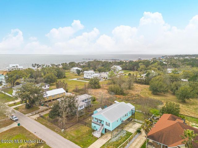 139 Sarahs Lane, Waveland, MS 39576