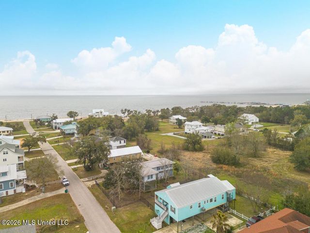 139 Sarahs Lane, Waveland, MS 39576