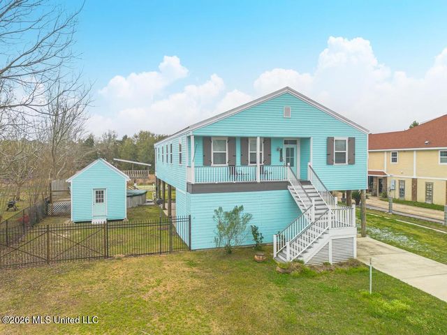 139 Sarahs Lane, Waveland, MS 39576