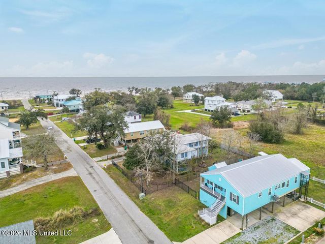 139 Sarahs Lane, Waveland, MS 39576