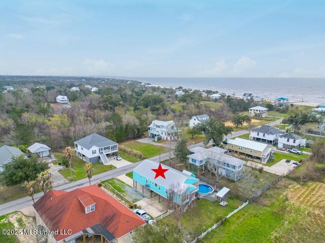 139 Sarahs Lane, Waveland, MS 39576