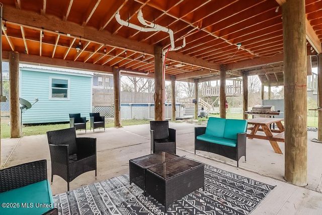 139 Sarahs Lane, Waveland, MS 39576