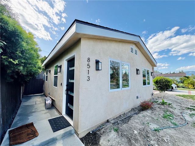 8513 Remmet, Canoga Park, CA 91304
