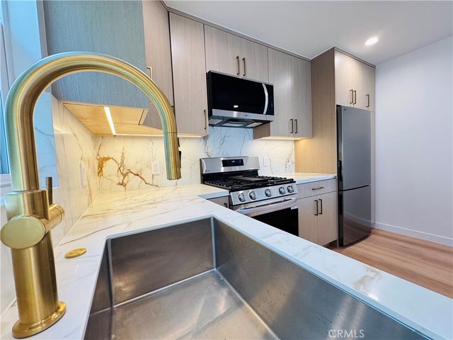 8513 Remmet, Canoga Park, CA 91304