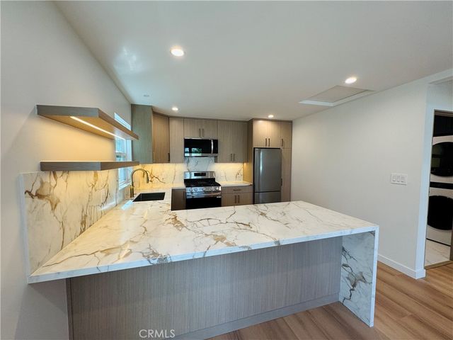 8513 Remmet, Canoga Park, CA 91304