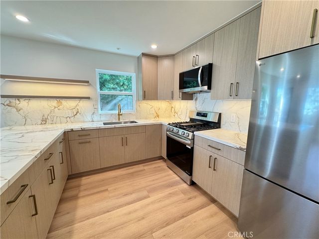8513 Remmet, Canoga Park, CA 91304