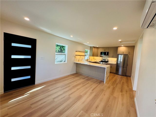 8513 Remmet, Canoga Park, CA 91304