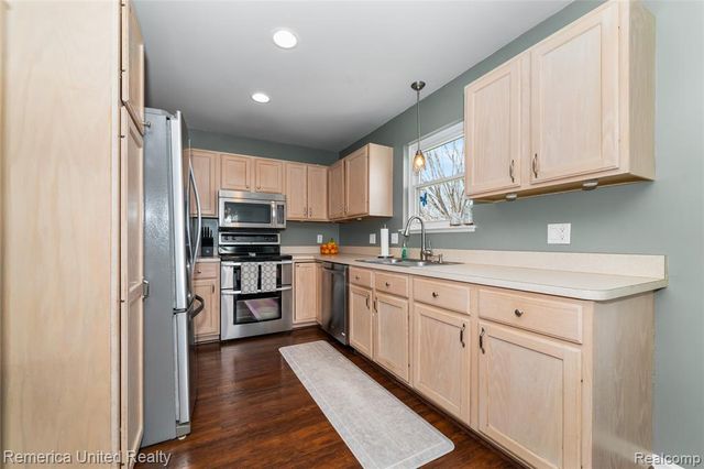 785 Eagle Heights Drive, South Lyon, MI 48178