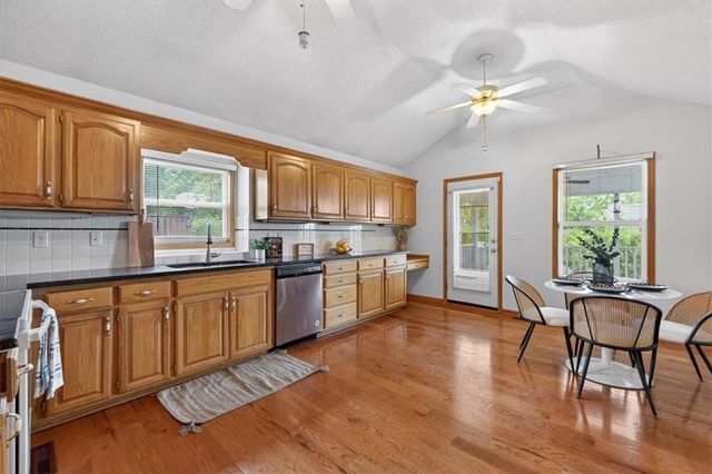 200 NE 6th Street, Blue Springs, MO 64014
