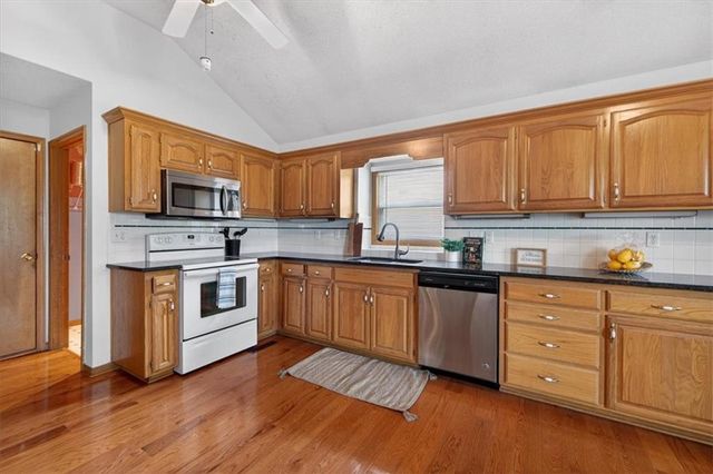 200 NE 6th Street, Blue Springs, MO 64014