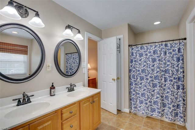 129 Bradley DR, Yorktown, VA 23692