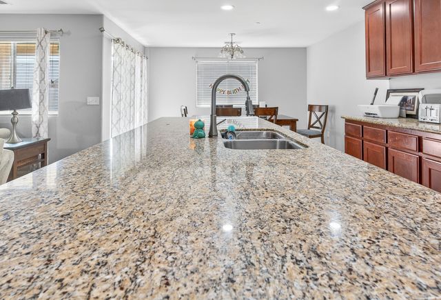 755 Lilac Lane, Dinuba, CA 93618