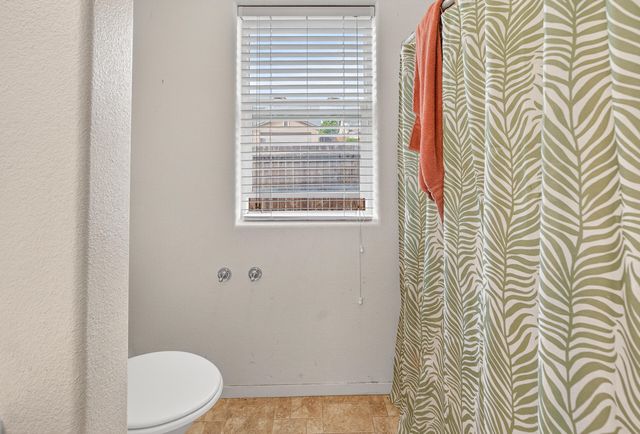 755 Lilac Lane, Dinuba, CA 93618