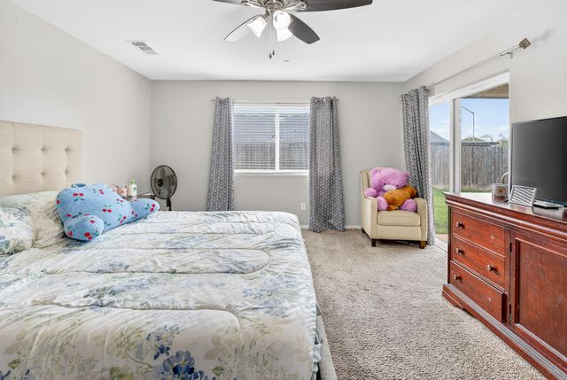 755 Lilac Lane, Dinuba, CA 93618