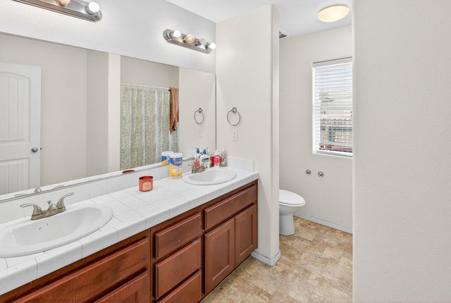 755 Lilac Lane, Dinuba, CA 93618