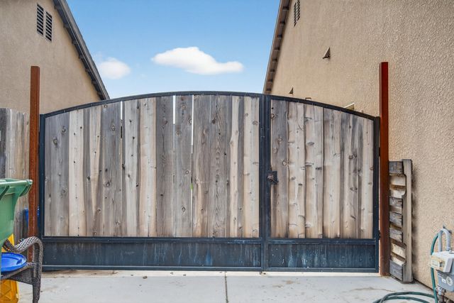 755 Lilac Lane, Dinuba, CA 93618