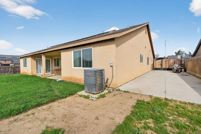 755 Lilac Lane, Dinuba, CA 93618
