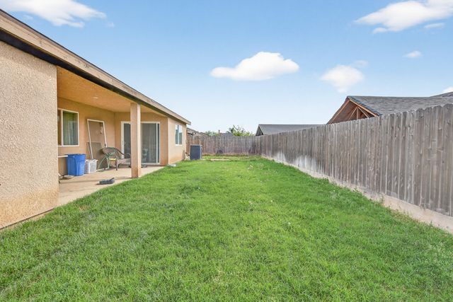 755 Lilac Lane, Dinuba, CA 93618