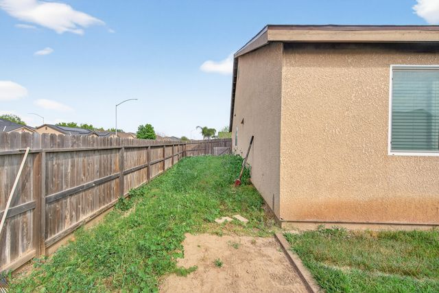 755 Lilac Lane, Dinuba, CA 93618