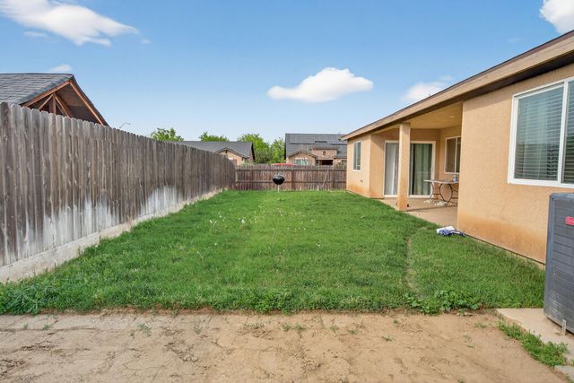 755 Lilac Lane, Dinuba, CA 93618