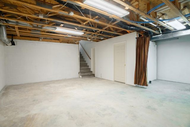 1136 County Road C2 W, Roseville, MN 55113