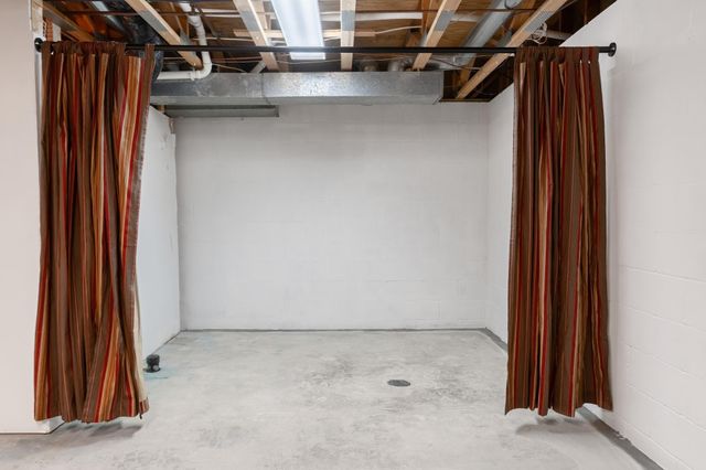 1136 County Road C2 W, Roseville, MN 55113