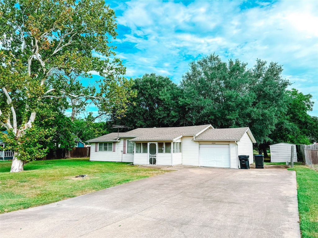 204 W Trunk Street, Crandall, TX 75114