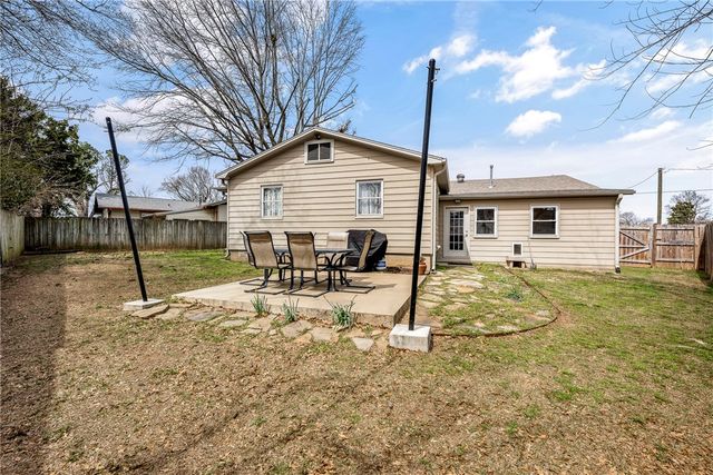 715 NW 6th Street, Bentonville, AR 72712